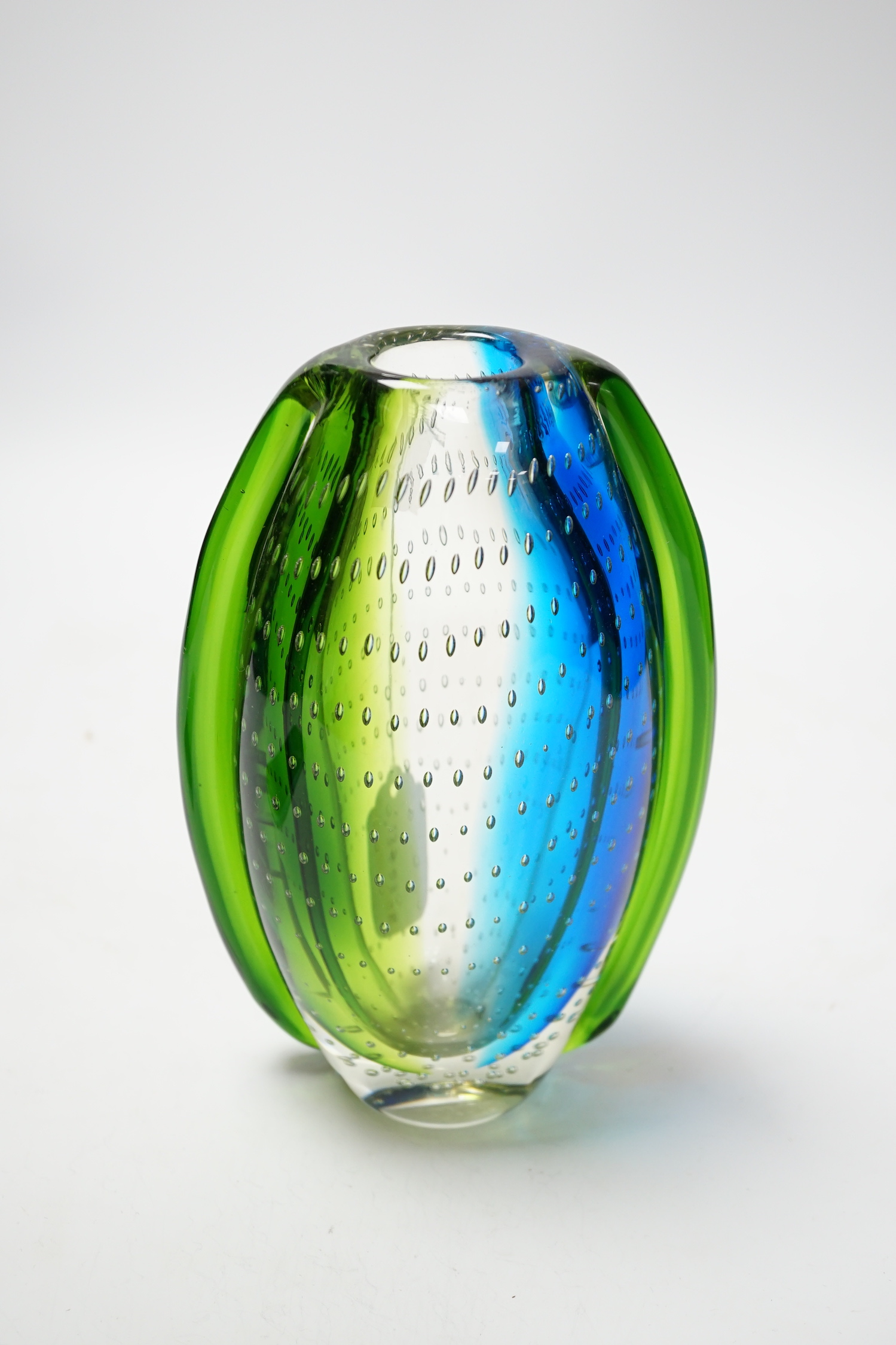 A Murano Sommerso controlled bubble glass vase, 21cm high